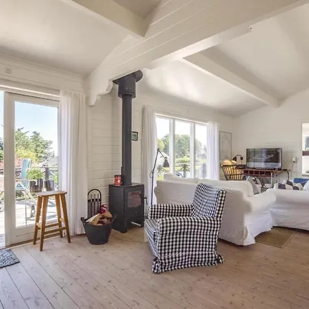 Three-bedroom Holiday In Holbak