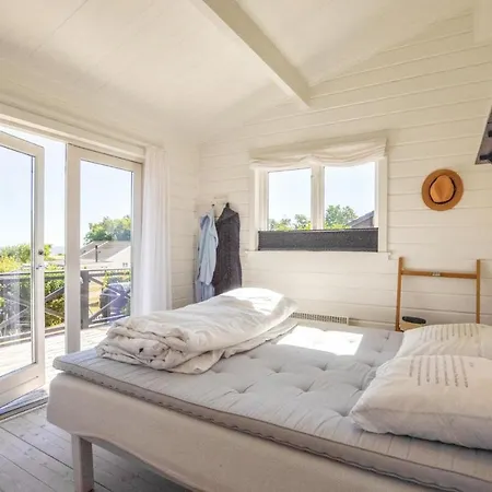 Three-bedroom Holiday In Holbak